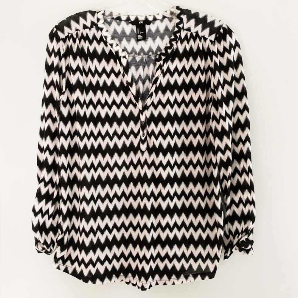H&M Black and White Zig-Zag Patterned Top